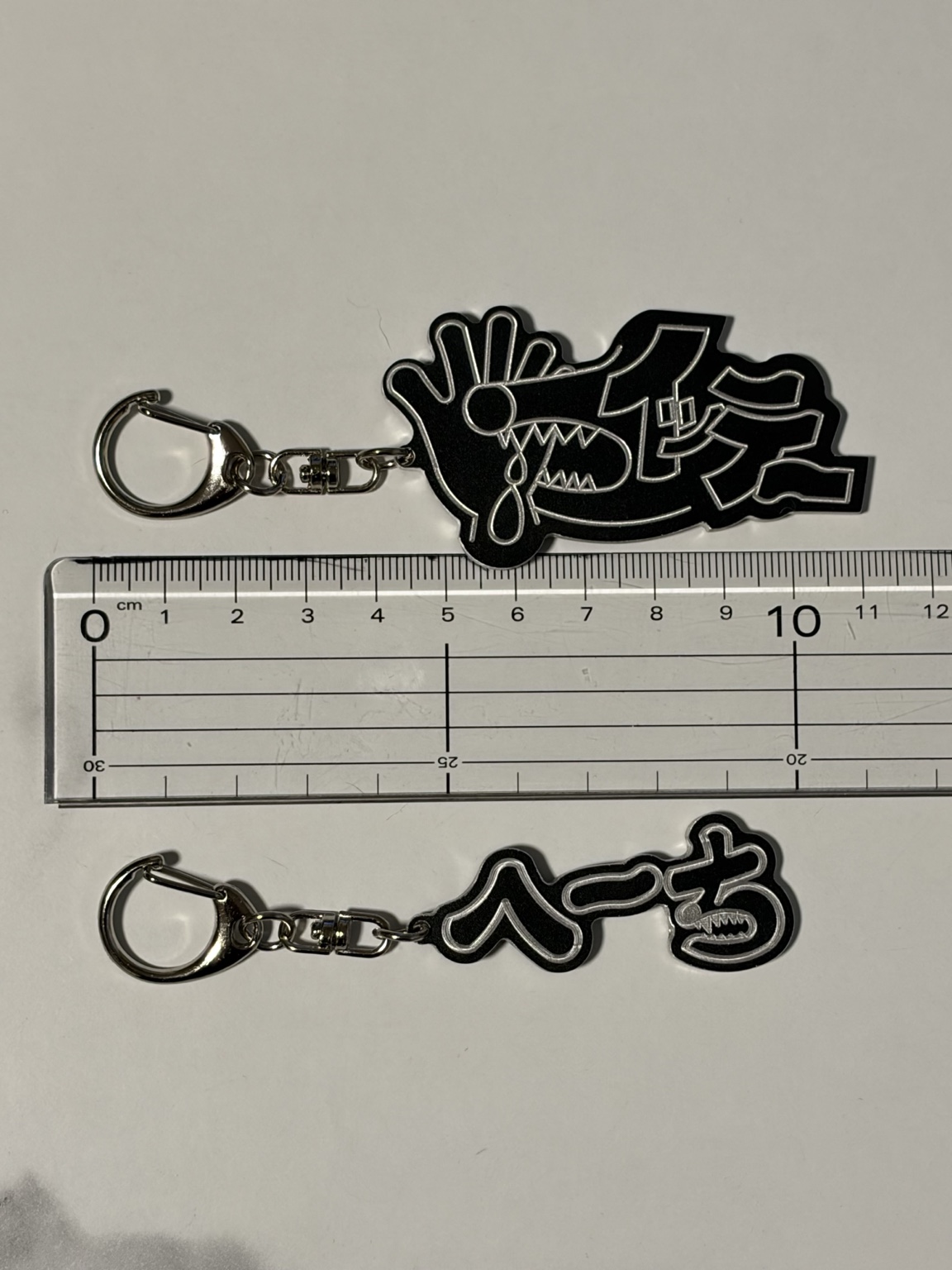 定規と並べたキーホルダーのサイズ参考写真
